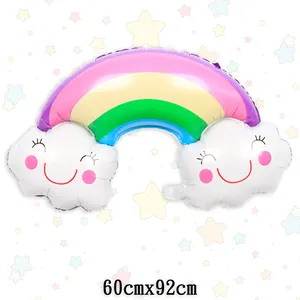Dettaglio del palloncino in foil a forma di nuvola arcobaleno 60cmx92cm per feste