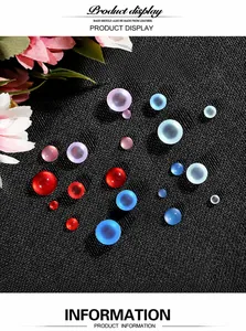 Detailweergave van kleurrijke hars kattenoogstenen voor DIY-sieraden en haarspelden