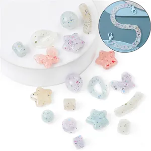 Detalle de cuentas de acrílico en forma de estrella y redondas con purpurina para DIY