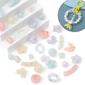 Vista macro de cuentas de acrílico coloridas en forma de estrella y corazón para joyería DIY