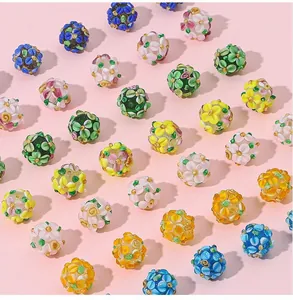 Gros plan de perles en verre fleuries colorées pour la création de bijoux DIY pour enfants