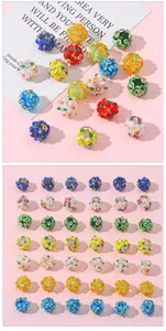 Détails macro de perles en verre millefiori colorées pour la création de bijoux DIY