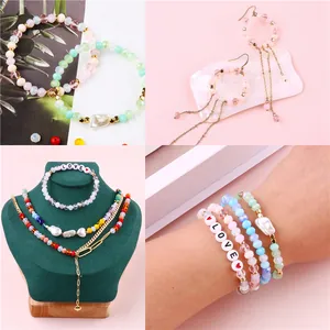 Perles de verre de 6mm à facettes macaron et perles alphabétiques sur bijoux faits main