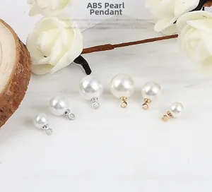 Détails macro de pendentifs en perles ABS de tailles variées avec boucles en métal