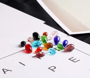 Gros plan de perles goutte en cristal facetté aux couleurs variées pour création de bijoux