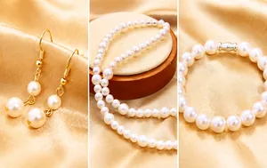 Set elegante de joyas con perlas de vidrio, collar, pulsera y pendientes sobre seda