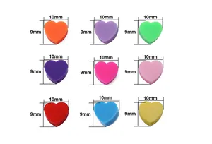 Makroansicht von 10mm herzförmigen bunten Acrylperlen für DIY-Schmuck und Bastelprojekte