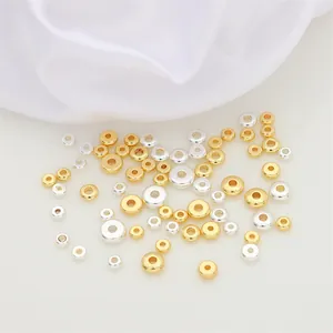 Vista macro de cuentas espaciadoras planas bañadas en oro de 14K y plata para bisutería