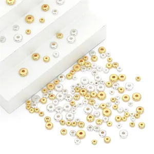Detalle de cuentas espaciadoras planas en oro y plata para la creación de joyas DIY