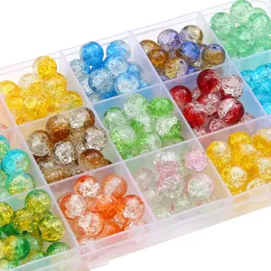 Kleurrijke set van gebarsten glasparels voor DIY-sieraden in een handige opbergdoos