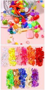 Vue détaillée de perles acryliques DIY colorées de formes variées et de teintes vives