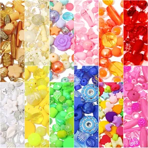 Assortiment de perles acryliques colorées pour bijoux DIY dans une boîte de rangement