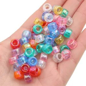 Gros plan de perles acryliques irisées colorées à grand trou pour les loisirs créatifs