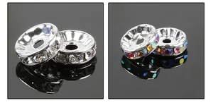 Dettaglio macro di perline rondelle placcate argento con strass bianchi e AB per gioielli