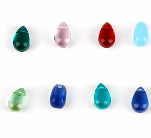 Vista detallada de colgantes de gota de vidrio translúcido de colores para bisutería