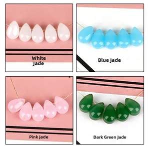 Detail van glazen druppelkralen in wit blauw roze en donkergroen voor DIY-sieraden maken