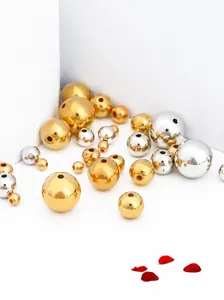 Détail macro de perles CCB en plastique doré et argenté pour la création de bijoux