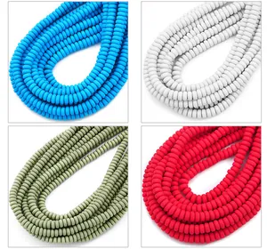 Dettaglio di perline Heishi in argilla polimerica in azzurro, bianco, verde e rosso