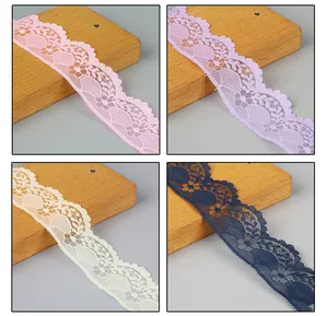 Vue détaillée de rubans de dentelle florale en rose, violet, blanc cassé et bleu marine