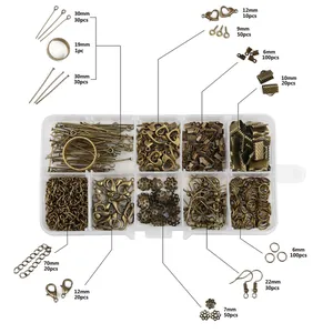Dettaglio del kit per gioielli fai-da-te con ganci e chiusure nella scatola organizzata