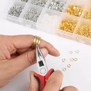 Dettaglio pinza per gioielli e attrezzo anello per componenti fai-da-te in scatola