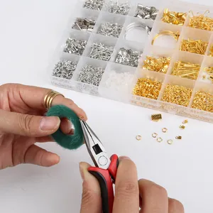 Dettaglio del kit per gioielli fai da te con chiusure a moschettone dorate e anelli