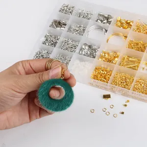 Dettaglio del kit per gioielli fai-da-te oro e argento con orecchino fatto a mano