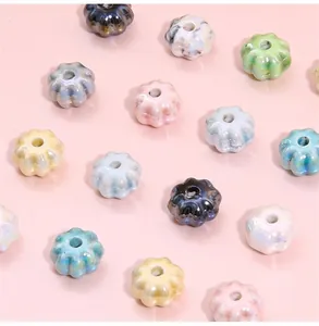 Vue macro de perles en céramique colorées en forme de citrouille pour bijoux DIY