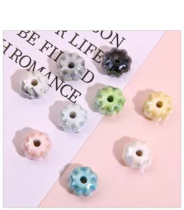 Gros plan de perles de citrouille en céramique colorées pour bijoux DIY