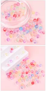 Détail macro de perles en verre dépoli avec feuille d'or pour création de bijoux