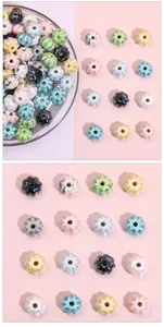 Détail macro de perles en céramique à texture marbrée colorée pour création de bijoux DIY