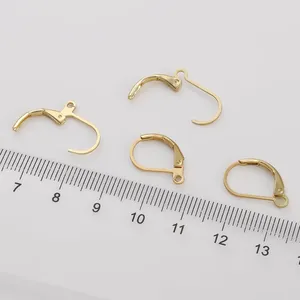 Détail de crochets d'oreilles dorés 14K avec échelle de mesure pour création de bijoux DIY