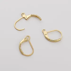 Gros plan de crochets d'oreilles dormeuses plaqués or 14K pour la création de bijoux