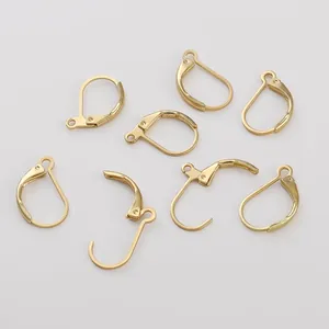 Détail de dormeuses en forme de D plaquées or 14K avec anneaux de suspension pour DIY
