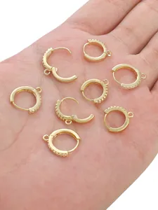 Nahaufnahme von vergoldeten 14K Ohrringen mit Zirkonia-Einlage für DIY Schmuckherstellung