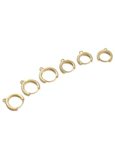 Detailansicht von 14K vergoldeten Huggie-Ohrringen mit Zirkonia und Ösen für DIY