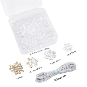 Makroansicht des DIY-Schmucksets mit Glassplittern, Herzperlen, Buchstabenperlen und Schnur