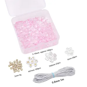 Makroaufnahme von DIY-Schmuckset mit rosa Bruchsteinen, Buchstabenperlen und Goldzubehör