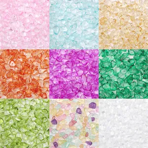 Buntes Set aus unregelmäßigen Glassteinperlen für DIY-Schmuck im Neun-Fächer-Kasten
