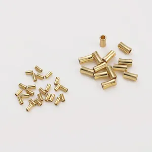 Makro-Detail von 14K vergoldeten Perlen im Bambus-Stil für DIY-Schmuckherstellung