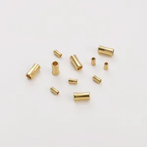 Makroaufnahme von 14K vergoldeten Bambus-Abstandshaltern und Metallröhren für DIY-Schmuck