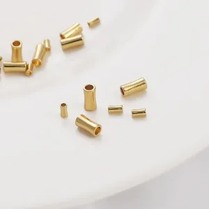 Makroaufnahme von 14K goldgefüllten Bambus-Abstandshalterperlen für DIY-Schmuck