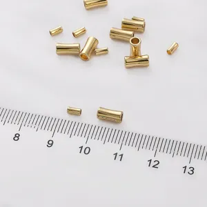 Makro-Detail von 14K vergoldeten Bambusperlen mit 3mm und 8mm Größenvergleich