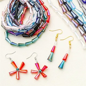 Perles en cristal taillé coloré et boucles d'oreilles faites main sur support beige