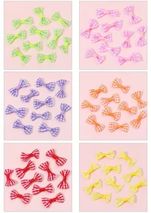 Detalle de lazos de tela a cuadros de colores para accesorios del pelo y manualidades