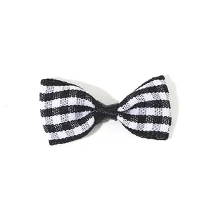 Klassische schwarz-weiß karierte Stoffschleife für DIY-Haarschmuck und Handwerk