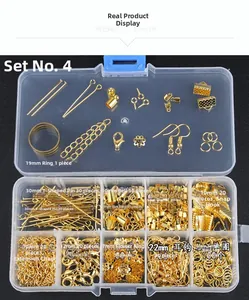 Detaillierte Makroansicht des 10-Fach Schmucksets mit goldenen Verschlüssen