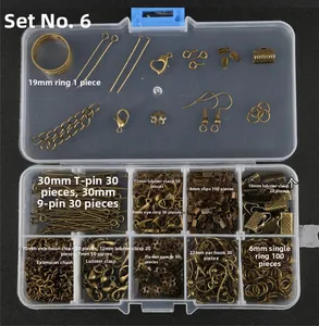 Detailansicht DIY Schmuckset aus Bronze mit Karabinern und Stiften in einer Sortierbox