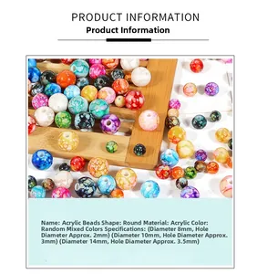 Gros plan de perles rondes en acrylique coloré avec motifs floraux pour bijoux DIY