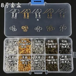 Détail du kit de fabrication de bijoux avec crochets et anneaux dans dix compartiments